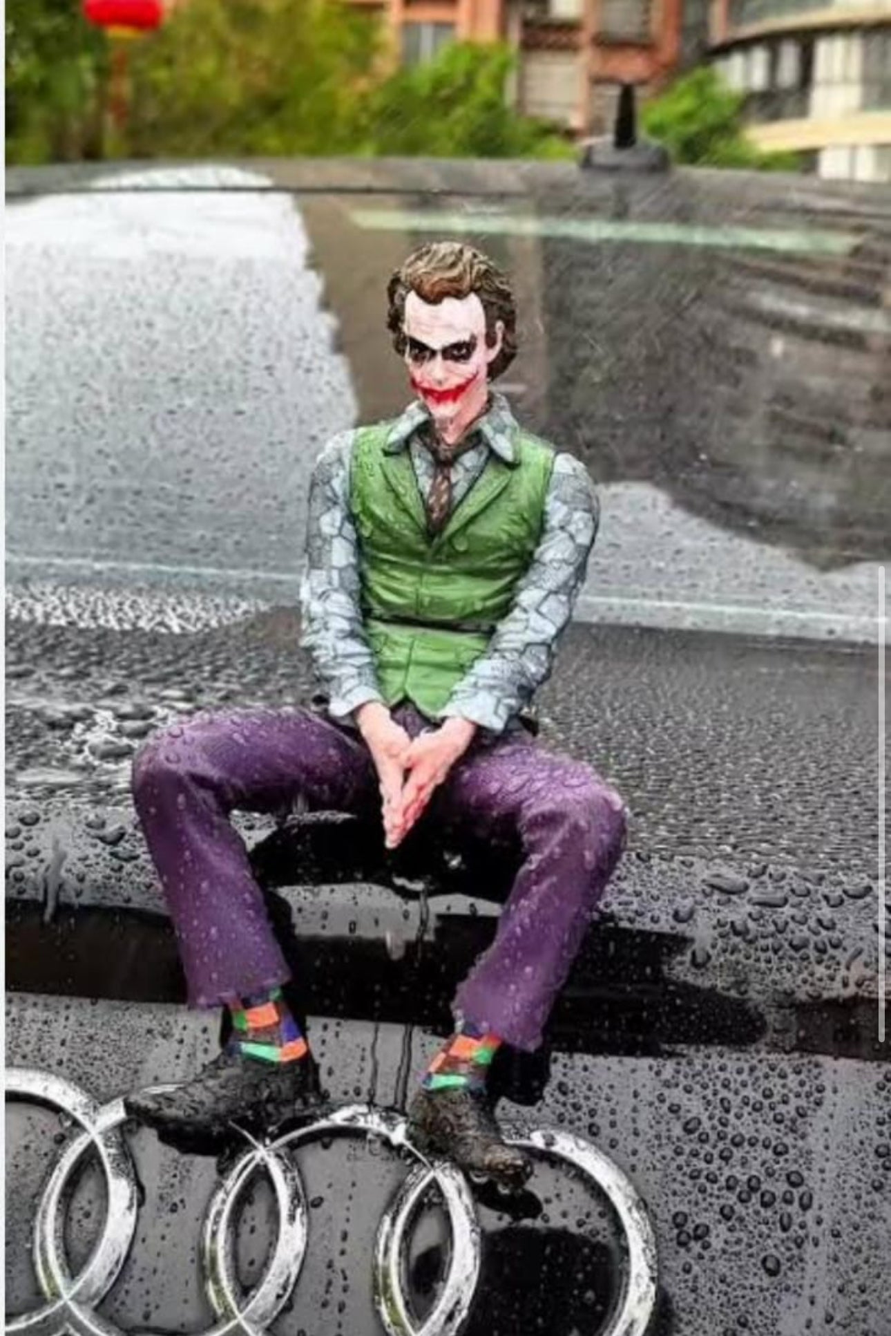 Joker Heath Ledger Action Figure Sitting Green Suit Handheld Joker Mask Car Doll Desktop Decoration