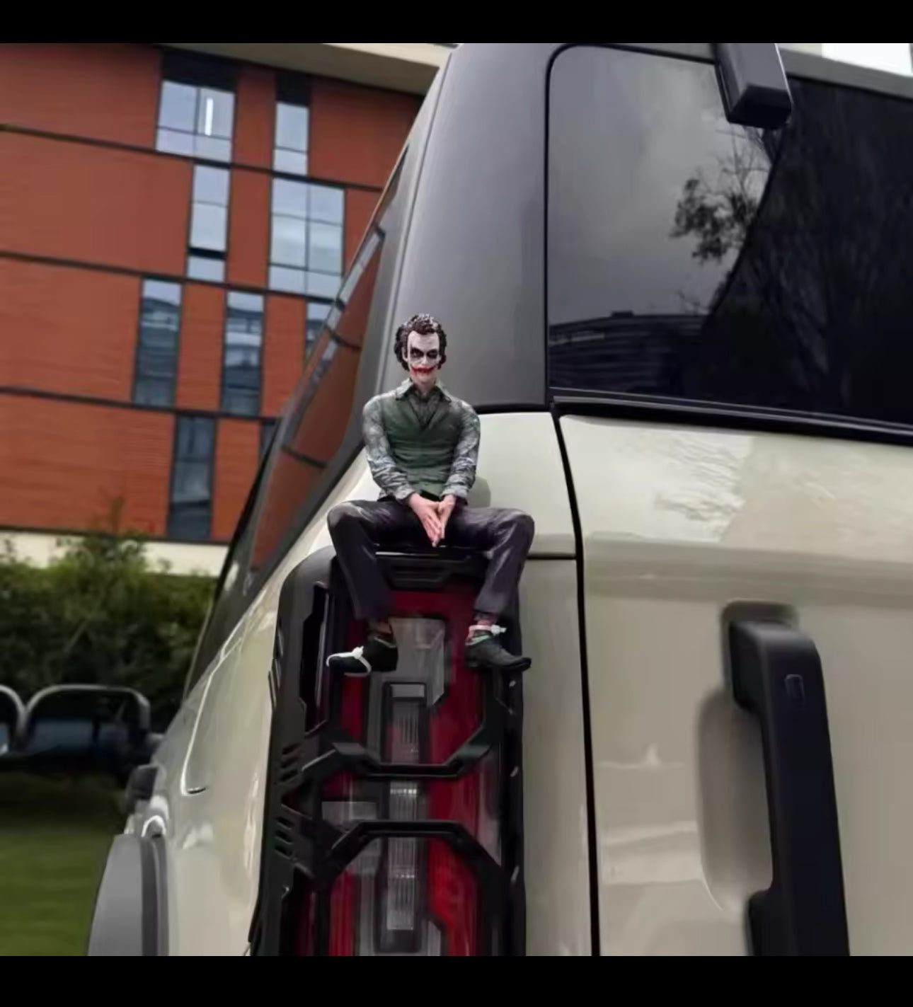 Joker Heath Ledger Action Figure Sitting Green Suit Handheld Joker Mask Car Doll Desktop Decoration