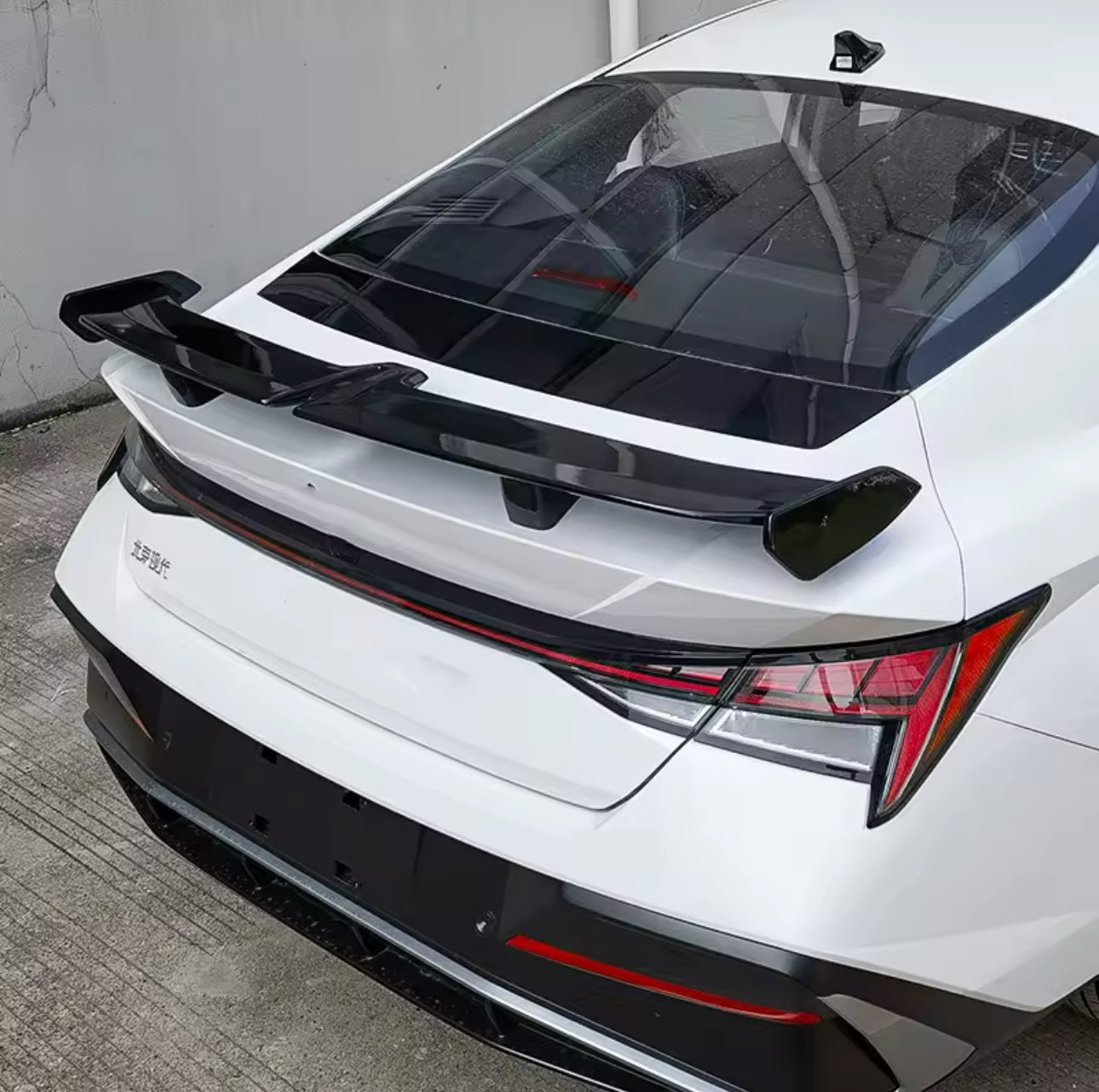Hyundai Elantra Hybrid 2025 N line spoiler.