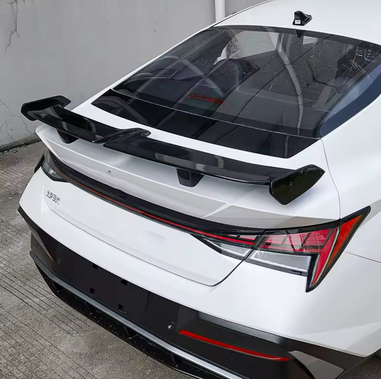 Hyundai Elantra Hybrid 2025 N line spoiler.